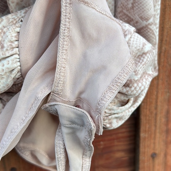 BCBGMAXAZRIA Bare Pink Python Print Faux Wrap Front Snake Print Bodysuit Sz L - Picture 9 of 16